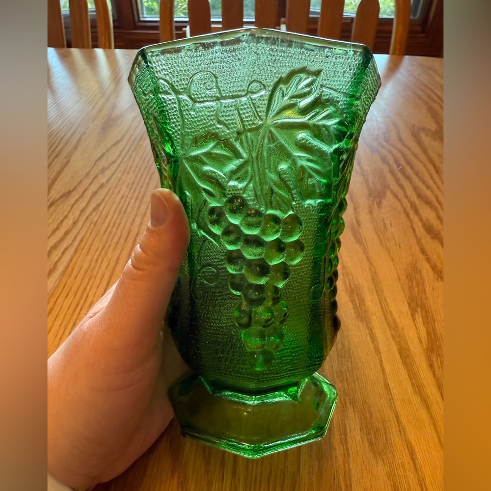 Vintage Emerald Green Anchor Hocking Vase - Picture 2 of 6